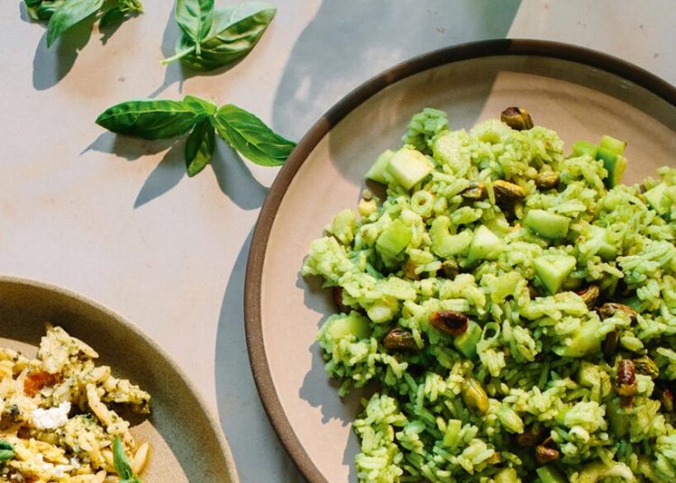 Ρυζοσαλάτα με μήλο και λάδι βασιλικού