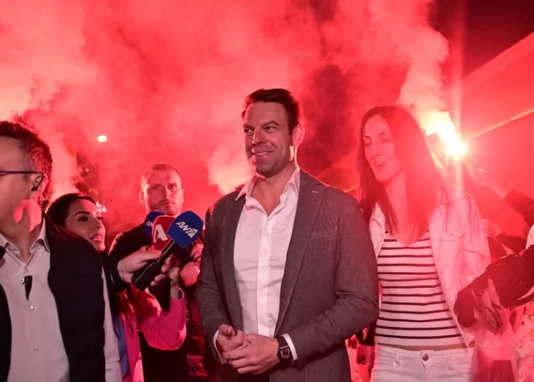 Στέφανος Κασσελάκης: Καπνογόνα και αγκαλιές στα εγκαίνια των νέων του γραφείων στον Ταύρο