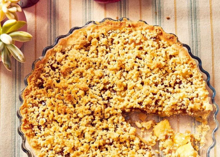 Τάρτα μήλου με τραγανό κραμπλ αμυγδάλου