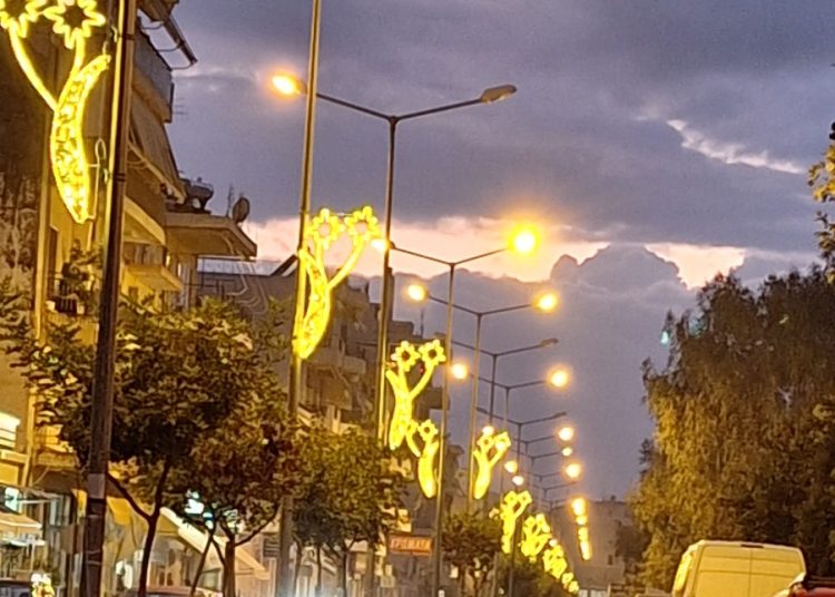 ΠΥΡΓΟΣ: Ξεκίνησε η τοποθέτηση εορταστικού φωτισμού στην πόλη
