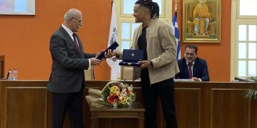 ΔΗΜΟΣ ΠΥΡΓΟΥ: Το Χρυσό Κλειδί της πόλης στον Εμμανουήλ Καραλή (φωτο)