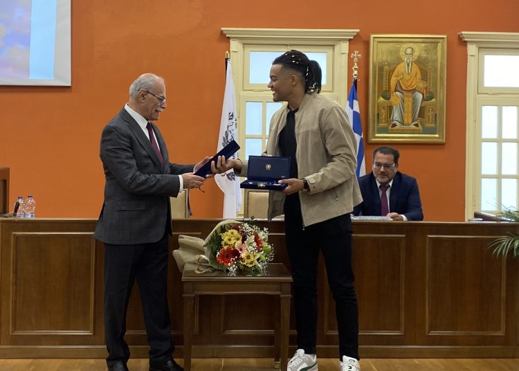 ΔΗΜΟΣ ΠΥΡΓΟΥ: Το Χρυσό Κλειδί της πόλης στον Εμμανουήλ Καραλή (φωτο)