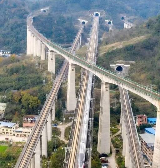 Δείτε πως κινούνται τα τρένα στην Κίνα και πως στην Ελλάδα