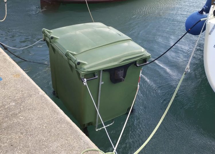 ΚΑΤΑΚΟΛΟ: Πάρτυ στα Social Media με τον “επιθαλάσσιο” κάδο απορριμμάτων