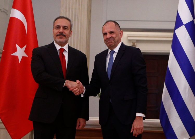 Στην Αθήνα ο Χακάν Φιντάν – Ξεκίνησε η συνάντηση για τα Ελληνοτουρκικά