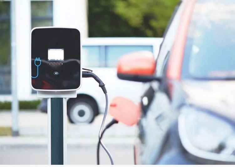 Οι Έλληνες στρέφονται στην αγορά των υβριδικών αυτοκινήτων