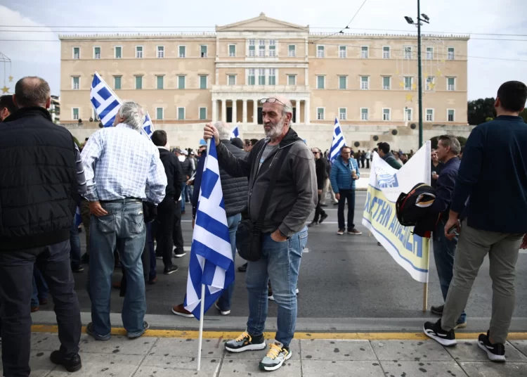 Έρχονται αυξήσεις στις ασφαλιστικές εισφορές για 1,3 εκατ. ελεύθερους επαγγελματίες