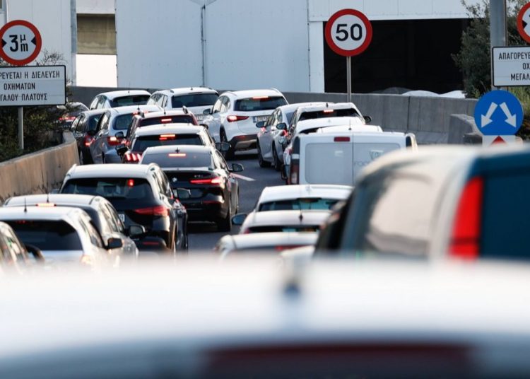 Ανυπάκουοι οι Έλληνες οδηγοί-Δυο στους τρεις περνάνε με κόκκινο