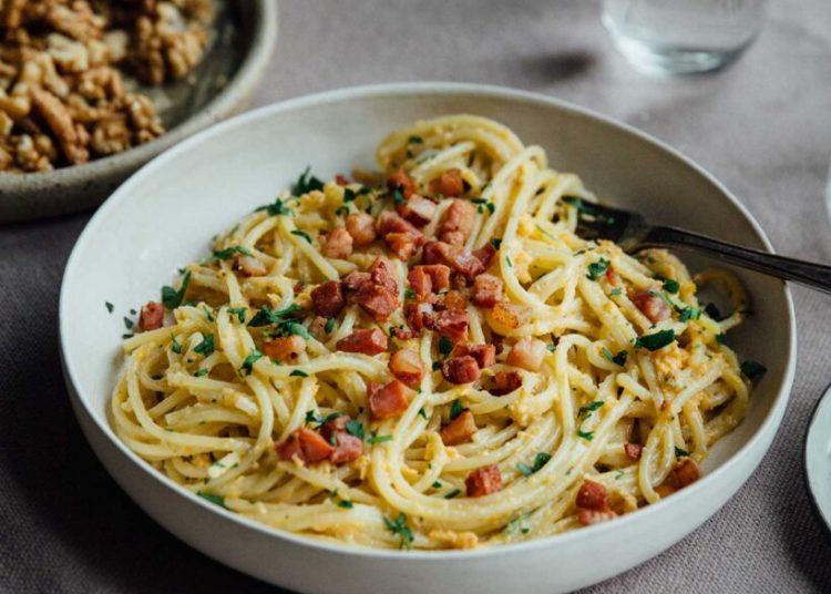 Μακαρονάδα με κρέμα κολοκύθας και μπέικον