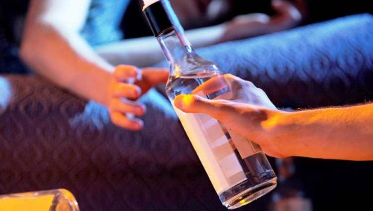 Μόνο με ταυτότητα οι νέοι για να πιούν ποτό-Τέλος στους ανήλικους