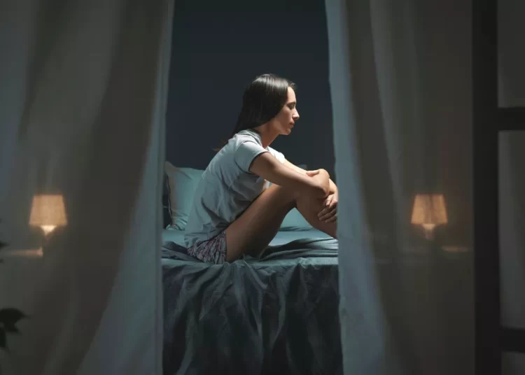 Αϋπνία: Πετάγεστε κάθε βράδυ από το κρεβάτι σας στις 3 τα ξημερώματα; Τι σας συμβαίνει και πώς θα το ξεπεράσετε