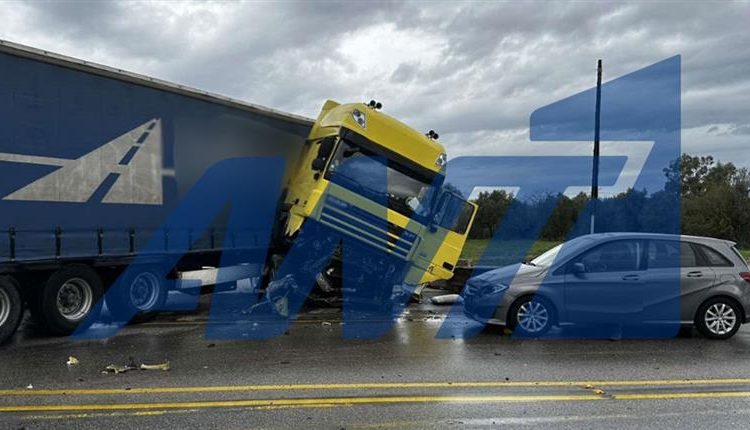 Πατρών-Πύργου: Σοκαριστικό τροχαίο με νταλίκα-Έκλεισε η εθνική