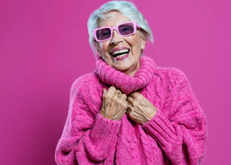 Μια 105 χρόνων Βρετανίδα αποκαλύπτει δύο εντυπωσιακά απλά μυστικά για μακροζωία και γερό μυαλό