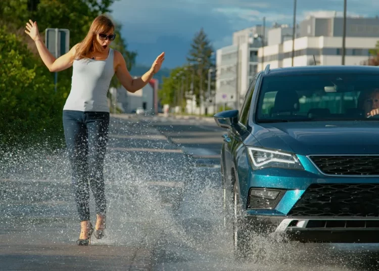 Οδηγούσες και έβρεξες πεζό; Μάθε το πρόστιμο