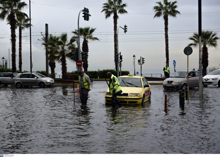«Βούλιαξε» από τη βροχή η Αθήνα-Ποιοι δρόμοι έκλεισαν