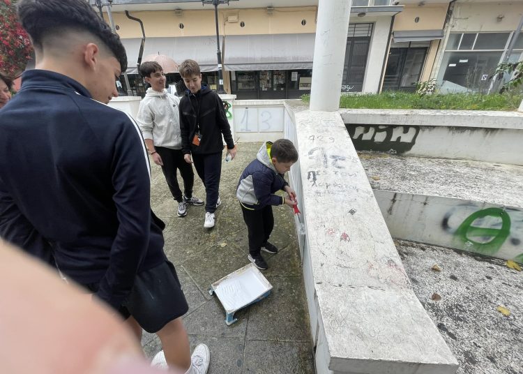 Με πρωτοβουλία του Γραφείου Εθελοντισμού του Δήμου ξεκίνησε ο εξωραϊσμός της πλατείας του Θεάτρου Απόλλων.