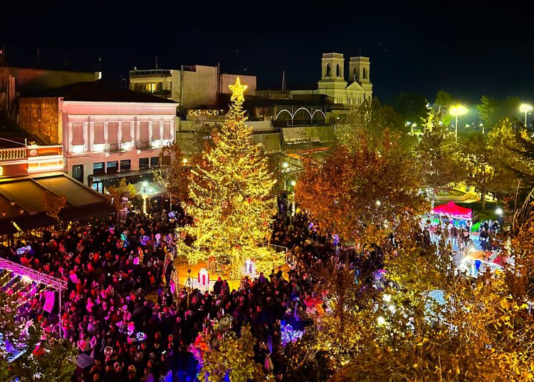 ΠΥΡΓΟΣ: Φωταγωγήθηκε το πιο καλαίσθητο Χριστουγεννιάτικο Δένδρο που είχε ποτέ η πόλη