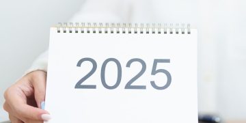 Πρωτοχρονιά: Σταφύλια, φασόλια, χόρτα & βαλίτσες – Τα πιο περίεργα έθιμα ανά τον κόσμο