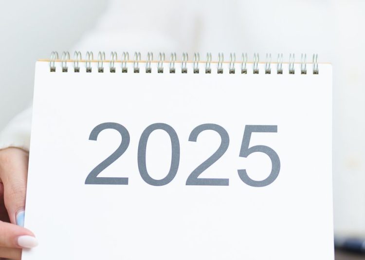 Πρωτοχρονιά: Σταφύλια, φασόλια, χόρτα & βαλίτσες – Τα πιο περίεργα έθιμα ανά τον κόσμο