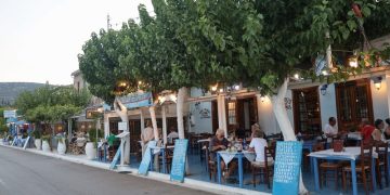 Βουτιά τζίρου 23% στην εστίαση σε ετήσια βάση τον Σεπτέμβριο – Άλμα 32% στη βραχυχρόνια μίσθωση