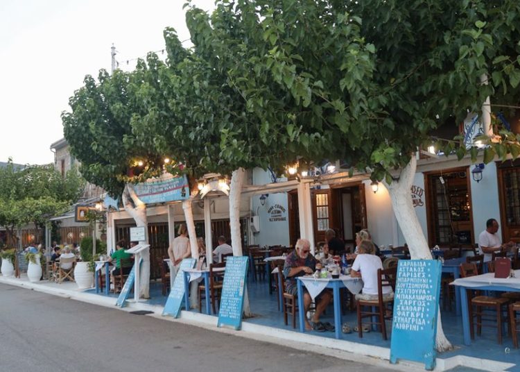 Βουτιά τζίρου 23% στην εστίαση σε ετήσια βάση τον Σεπτέμβριο – Άλμα 32% στη βραχυχρόνια μίσθωση