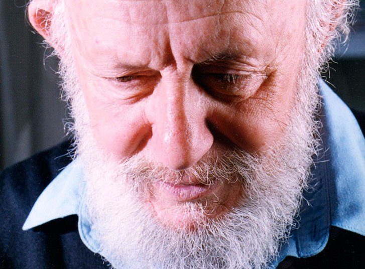 Η πόλη δεν είναι ικανή ούτε να ανταποδώσει αγάπη, ούτε να αναγνωρίσει και να αποτίσει φόρον τιμής έστω και μετά θάνατον στα παιδιά της.