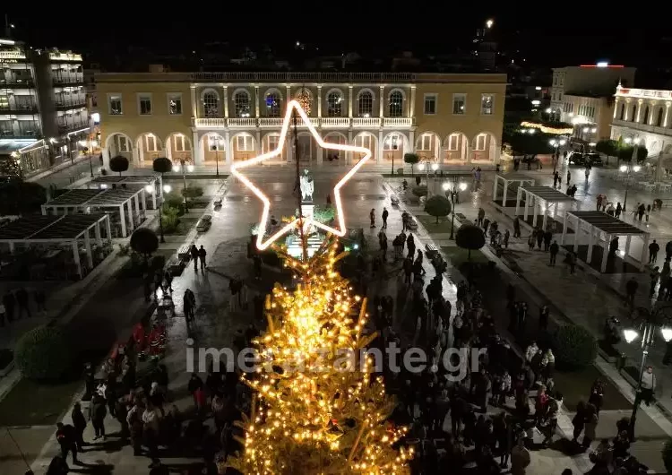 Ζάκυνθος: Φωταγωγήθηκε το Χριστουγεννιάτικο δέντρο με μουσικές, κεράσματα και πυροτεχνήματα