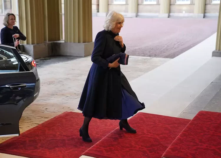 Η Βασίλισσα Καμίλα έχει πνευμονία – Τι αποκάλυψε για την σοβαρότητα της κατάστασής της