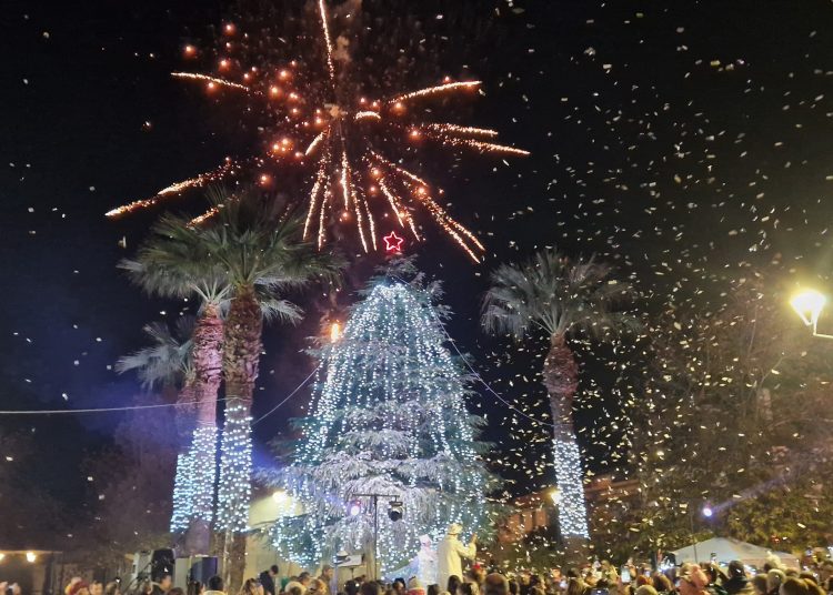 Φαντασμαγορική φωταγώγηση Χριστουγεννιάτικων Δένδρων σε Γαστούνη, Βαρθολομιό & Τραγανό