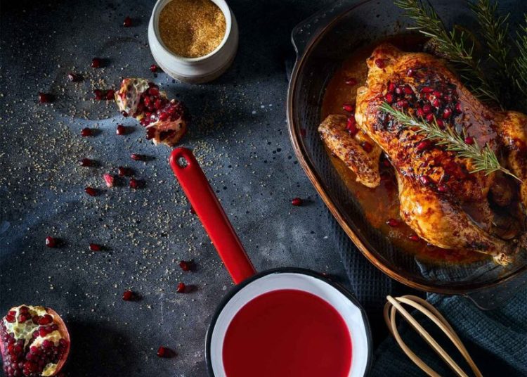 Γιορτινό τραπέζι: Φτιάχνουμε κοτόπουλο με χυμό ροδιού