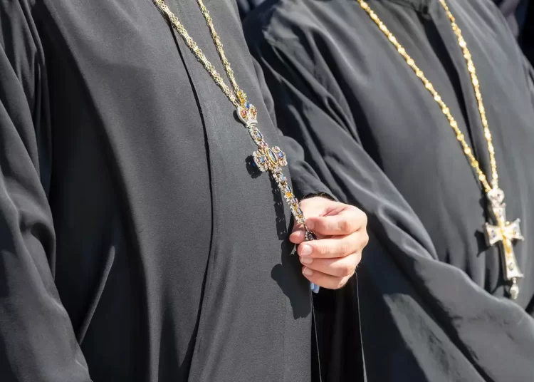 «Την βοηθούσα γιατί ήταν άπορη» λέει ο ιερέας που συνελήφθη για τον ξυλοδαρμό της συντρόφου του – Του απαγορεύτηκε κάθε ιεροπραξία