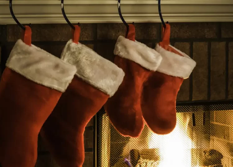 Ποια είναι η ιστορία του εθίμου να κρεμάμε κάλτσες στο τζάκι τα Χριστούγεννα