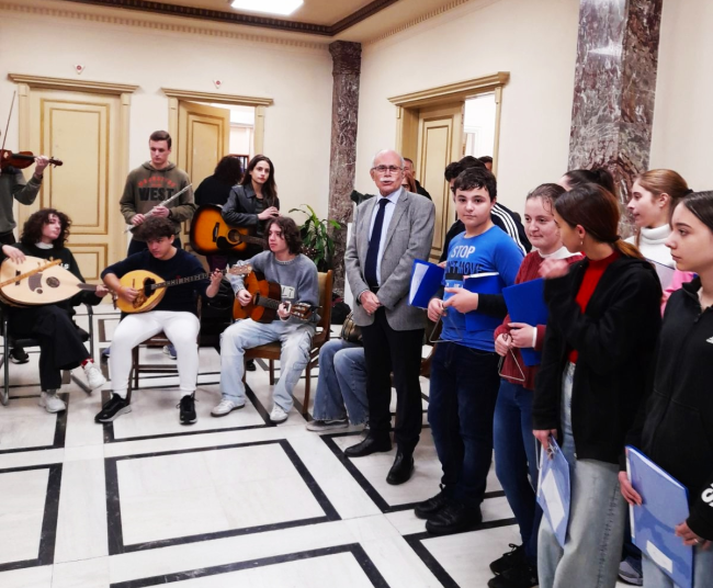 2ο Γυμνάσιο-2 ο ΓΕ.Λ. Πύργου: Οι μαθητές έψαλαν τα κάλαντα στον Δήμαρχο Πύργου & στον Μητροπολίτη Ηλείας