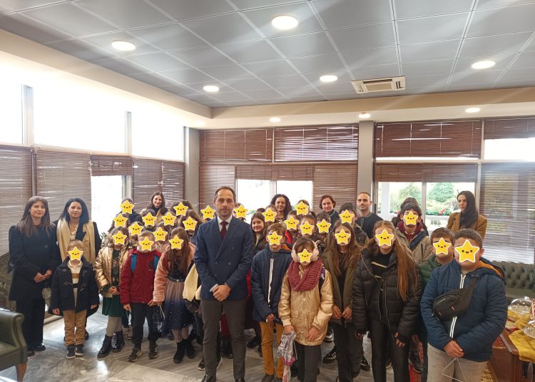 Ολυμπία: Έψαλαν τα Κάλαντα στον Δήμαρχο μαθητές από το Δημοτικό Σχολείο