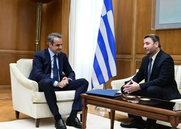 Δημοσκόπηση Alco: Το ΠΑΣΟΚ κερδίζει τη μάχη του κέντρου και «ψαλιδίζει» τη διαφορά με τη ΝΔ