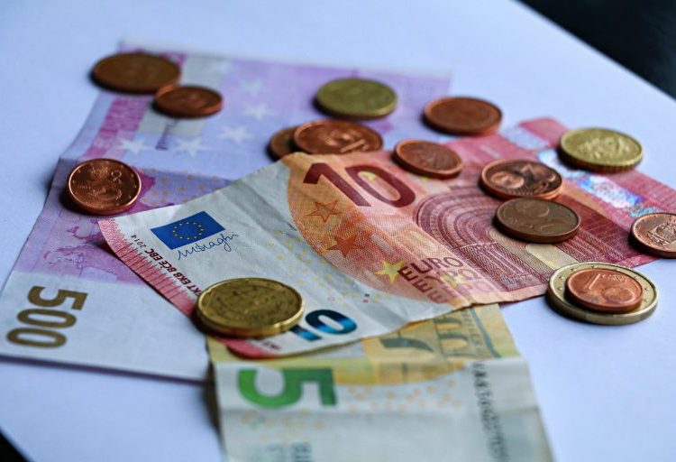 Μέσος μισθός: Γιατί «είναι ανέφικτος» ο στόχος για 1.500 ευρώ ως το 2027