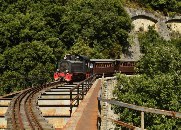Εκτροχιάστηκε στο πρώτο δρομολόγιο το τρενάκι του Πηλίου!