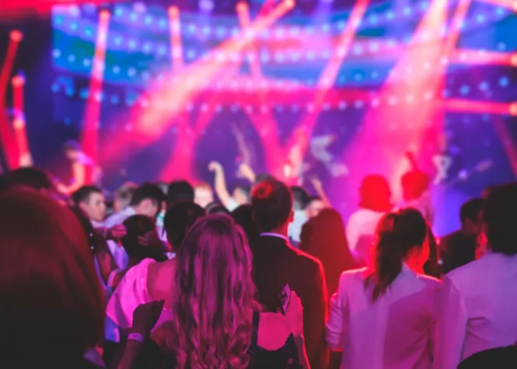 Ρεβεγιόν σε πίστες και μουσικές σκηνές: Το κόστος, ποια σχήματα είναι sold out και οι… ευκαιρίες της τελευταίας στιγμής