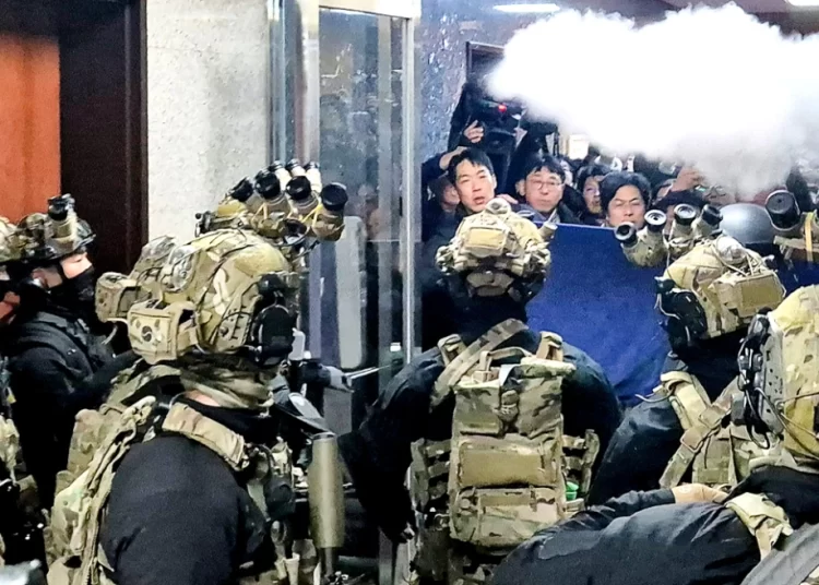 Νότια Κορέα: Μετά το μπλόκο της αντιπολίτευσης και η παράταξη του προέδρου τον πιέζει να άρει τον στρατιωτικό νόμο – Αποχωρεί ο στρατός