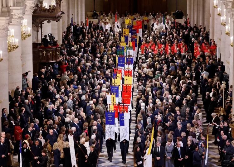 Τα θυρανοίξια της Παναγία των Παρισίων – Ο Μακρόν υποδέχεται τον Τραμπ και τους υπόλοιπους υψηλούς προσκεκλημένους