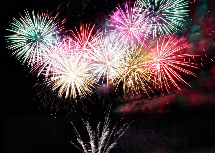 Πυροτεχνήματα: Η μακραίωνη ιστορία του εθίμου της Πρωτοχρονιάς
