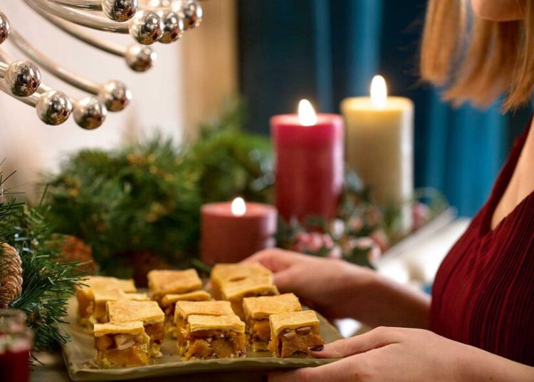 Τάρτα σκεπαστή με κολοκύθα, σταφίδες και ξηρούς καρπούς