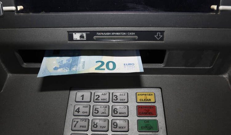 Τραπεζικές προμήθειες: Τι αλλάζει, ποιες είναι οι μειώσεις-Τι πρέπει να ξέρουν επιχειρήσεις & νοικοκυριά