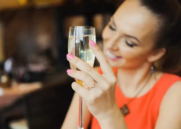 Αλκοόλ: Το σημείο του σώματος που αποκαλύπτει αν είστε «γερό ποτήρι»