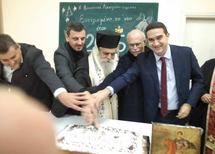 Λατζόι: Πρωτοχρονιάτικη πίτα με ευχές, εδέσματα και μηνύματα