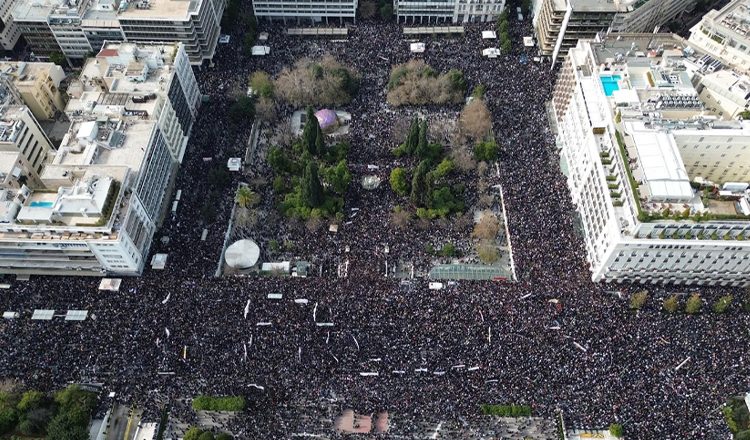 Δικαιοσύνη για τα Τέμπη ζήτησαν δεκάδες χιλιάδες πολίτες! – “Βούλιαξε” το Σύνταγμα από τον κόσμο