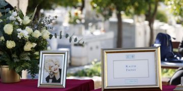 Με τους ήχους του μπουζουκιού το τελευταίο αντίο στην Καίτη Γκρέυ