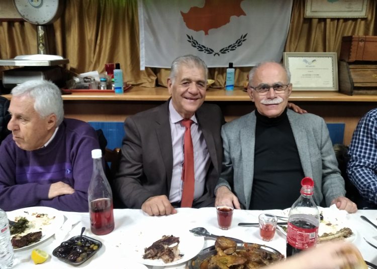 Πεύκη: Έκοψαν την πρωτοχρονιάτικη πίτα και μοίρασαν ευχές