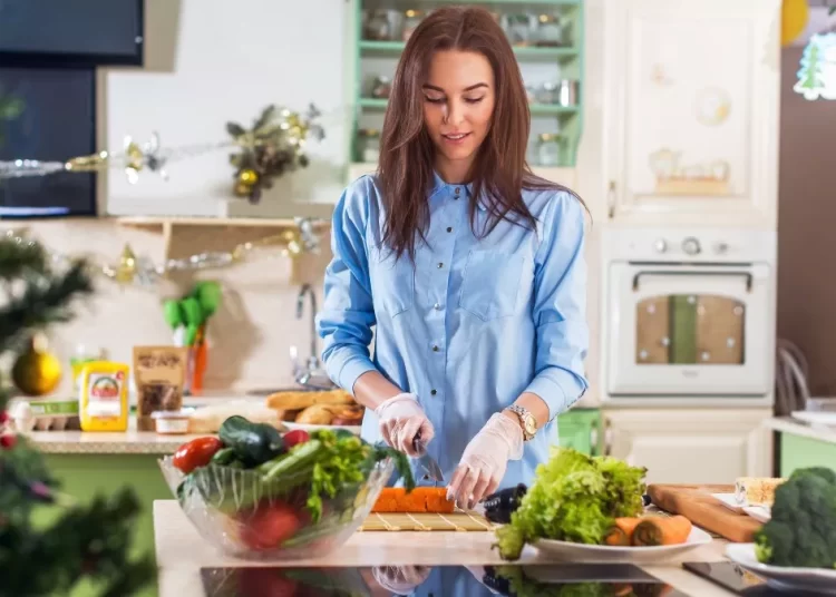 Σας έπεσε «βαρύ» το γιορτινό τραπέζι; Βοηθήστε το πεπτικό και απαλλαγείτε από το φούσκωμα με αυτά τα τρόφιμα