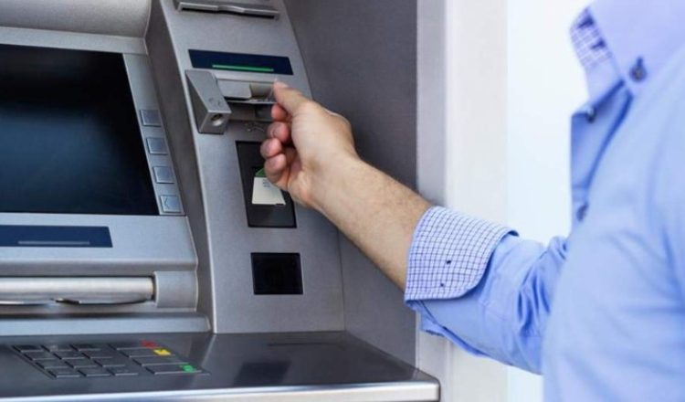 Ποιες προμήθειες μειώνονται στις τραπεζικές συναλλαγές από τη Δευτέρα 20/01